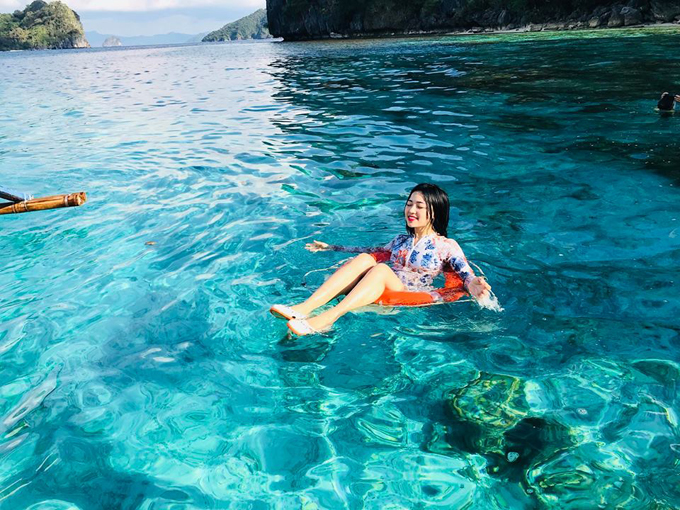 Về đi lại, vợ chồng Huyền Thu đã di chuyển qua 3 chặng: Hà Nội - Manila (bay khoảng 4 tiếng), Manila - Puerto Princesa (bay khoảng 1,5 tiếng), Puerto Princesa - Elnido (đi ôtô khoảng 6 tiếng). Đường xóc và quanh co nên đi khá mệt. Bạn có thể tham khảo các hãng như: Air Asia, Cebu Pacific, Philippines Airlines. Tổng vé máy bay 2 chặng khoảng 6-8 triệu đồng. Về đi lại, vợ chồng Huyền Thu đã di chuyển qua 3 chặng: Hà Nội - Manila (bay khoảng 4 tiếng), Manila - Puerto Princesa (bay khoảng 1,5 tiếng), Puerto Princesa - Elnido (đi ôtô khoảng 6 tiếng). Đường xóc và quanh co nên đi khá mệt. Bạn có thể tham khảo các hãng như: Air Asia, Cebu Pacific, Philippines Airlines. Tổng vé máy bay 2 chặng khoảng 6-8 triệu đồng.