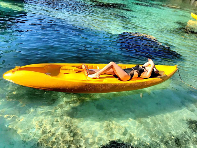 Ngày đầu tiên là tour A, 8h cả đoàn tập trung lên thuyền, tham quan 3 vụng biển (lagoon) nổi tiếng: Big Lagoon, Small Lagoon, Secret Lagoon, khám phá biển đảo Shimizu, thưởng ngoạn vẻ đẹp Seven Commandos. Ngày 2 là tour D, cũng tập trung lúc 8h, tham quan đảo trực thăng Helicopter Island, đảo Tapiutan, đảo Mantiloc, khám phá "bí mật"của bãi biển Hidden, Secret và Star. Theo nhận xét của nàng MC, cách thức tổ chức tour ở đây rất ổn và hợp lý với giá tiền. Bạn sẽ được đưa lên thuyền càng cua - loại thuyền đặc trưng của Philippines để tới các địa điểm. Thuyền này đi êm, lại đẹp phù hợp để chụp ảnh sống ảo. Các điểm đến loanh quanh là các bãi biển để tắm dưới làn nước trong xanh, ngắm cá bơi tung tăng và san hô đẹp sống động. Ngày đầu tiên là tour A, 8h cả đoàn tập trung lên thuyền, tham quan 3 vụng biển (lagoon) nổi tiếng: Big Lagoon, Small Lagoon, Secret Lagoon, khám phá biển đảo Shimizu, thưởng ngoạn vẻ đẹp Seven Commandos. Ngày 2 là tour D, cũng tập trung lúc 8h, tham quan đảo trực thăng Helicopter Island, đảo Tapiutan, đảo Mantiloc, khám phá "bí mật"của bãi biển Hidden, Secret và Star. Theo nhận xét của nàng MC, cách thức tổ chức tour ở đây rất ổn và hợp lý với giá tiền. Bạn sẽ được đưa lên thuyền càng cua - loại thuyền đặc trưng của Philippines để tới các địa điểm. Thuyền này đi êm, lại đẹp phù hợp để chụp ảnh sống ảo. Các điểm đến loanh quanh là các bãi biển để tắm dưới làn nước trong xanh, ngắm cá bơi tung tăng và san hô đẹp sống động.