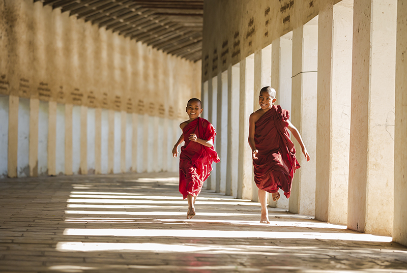 shwezigon-ngoi-chua-dat-vang-dau-tien-va-linh-thieng-nhat-o-myanmar-ivivu-8