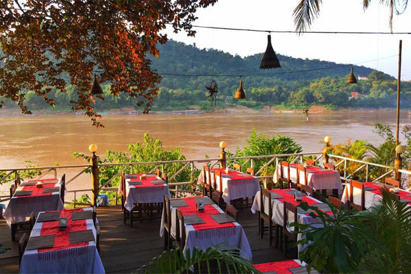 Những quán ăn rất đáng yêu bên dòng sông Mekong. 