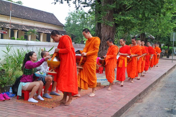 Sư đi khất thực là hình ảnh buổi sớm ấn tượng ở Luang Prabang. 