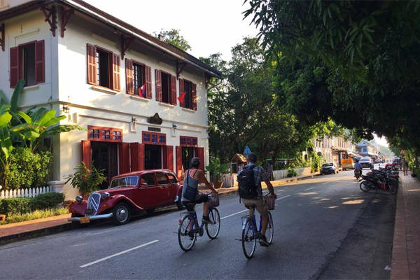 Hãy thuê một chiếc xe đạp và lang thang đường phố Luang Prabang để cảm nhận hết sự yên bình nơi đây.