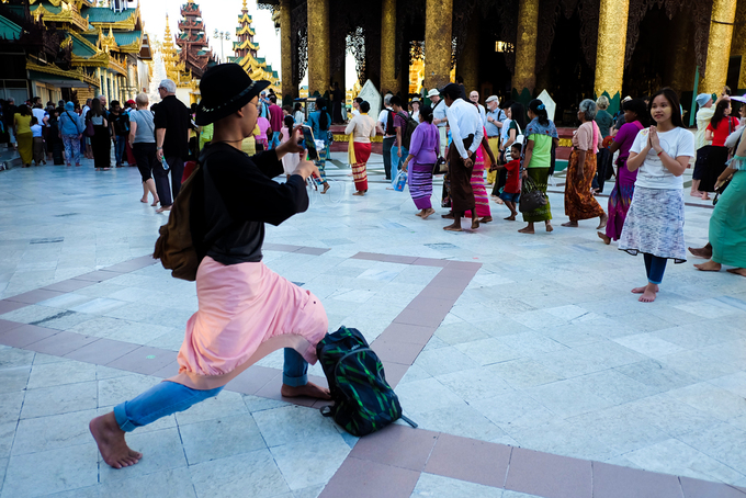 Ngày nay chùa Shwedagon không chỉ là công trình tôn giáo linh thiêng mà còn là biểu tượng du lịch của Myanmar. Du khách đến chùa cũng buộc phải tháo giày dép để đi chân đất, không được mặc váy ngắn hoặc ăn mặc phản cảm. Mặc dù chưa bao giờ xảy ra vụ trộm cắp nào nhưng với khối tàn sản khổng lồ này, chùa Shwedagon luôn được canh gác cẩn thận với camera theo dõi 24/24h.