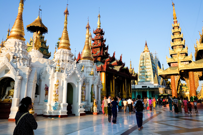 Theo truyền thuyết của người Myanmar, chùa Shwedagon có hơn 2.500 năm lịch sử. Tuy nhiên, các nhà khảo cổ ước tính công trình bắt đầu được xây dựng từ thế kỷ 6. Trải qua nhiều lần trùng tu, chùa hiện có 4 tòa tháp chính ở trung tâm và 64 tòa tháp nhỏ bao quanh, tất cả đều được dát vàng. Ước tính người Myanmar đã sử dụng 72 tấn vàng để xây dựng kiệt tác này. Theo truyền thuyết của người Myanmar, chùa Shwedagon có hơn 2.500 năm lịch sử. Tuy nhiên, các nhà khảo cổ ước tính công trình bắt đầu được xây dựng từ thế kỷ 6. Trải qua nhiều lần trùng tu, chùa hiện có 4 tòa tháp chính ở trung tâm và 64 tòa tháp nhỏ bao quanh, tất cả đều được dát vàng. Ước tính người Myanmar đã sử dụng 72 tấn vàng để xây dựng kiệt tác này.
