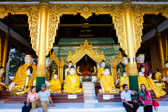 Nội thất và các bức tượng trong chùa cũng được dát vàng lá. Ngôi chùa nghìn năm tuổi này đang lưu giữ bốn báu vật của Phật giáo là: Cây gậy của Phật Câu Lưu Tôn; Dụng cụ lọc nước của Phật Câu Na Hàm; Mảnh áo của Phật Ca Diếp và 8 sợi tóc của Phật Thích Ca.