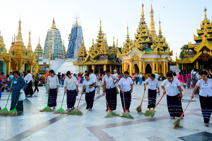Người Myanmar rất coi trọng tín ngưỡng, chùa chiền với họ là nơi linh thiêng và luôn được chăm chút cẩn thận. Các nhà sư, gia đình và tín đồ đạo Phật coi việc hành hương tới chùa Shwedagon cũng giống như người theo đạo Hồi phải tới thánh địa Mecca một lần trong đời.