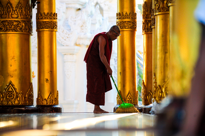 Phần lớn các đền, chùa ở Myanmar không khuyến khích phụ nữ tới gần tượng Phật hay bảo tháp. Một số khu vực phía trước tháp Mahar Myat Mu Ni hay chùa Inle Phaung Daw Oo chỉ dành cho nam giới. Ở chùa Đá Vàng nổi tiếng, phụ nữ cũng không được phép trực tiếp dán lá vàng mà phải thông qua nam giới.