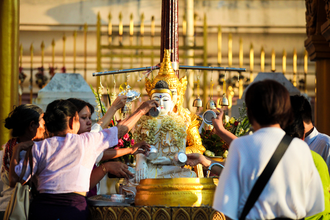 Trong chùa có 7 bồn nước tương ứng với 7 hành tinh và 7 ngày trong tuần. Tín đồ Phật giáo có thể tra lịch và tìm ngày sinh tương ứng với bức tượng trong tuần và thực hiện nghi thức tắm nước cho tượng Phật.