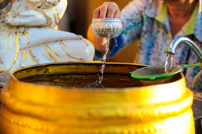Một phụ nữ Myanmar nói bà thường đến chùa tắm nước cho tượng Phật và tụng kinh để cầu bình an cho bản thân và gia đình. "Người Myanmar đến chùa bất cứ khi nào rảnh, không nhất thết phải vào dịp lễ nào. Chùa được xem là ngôi nhà thứ hai của người dân", người này nói. Một phụ nữ Myanmar nói bà thường đến chùa tắm nước cho tượng Phật và tụng kinh để cầu bình an cho bản thân và gia đình. "Người Myanmar đến chùa bất cứ khi nào rảnh, không nhất thết phải vào dịp lễ nào. Chùa được xem là ngôi nhà thứ hai của người dân", người này nói.