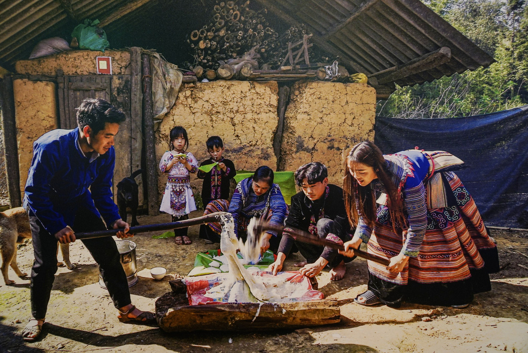 Giã bánh dày đón Tết dân tộc Mông của tác giả Trần Tuyên - Ảnh: NVCC