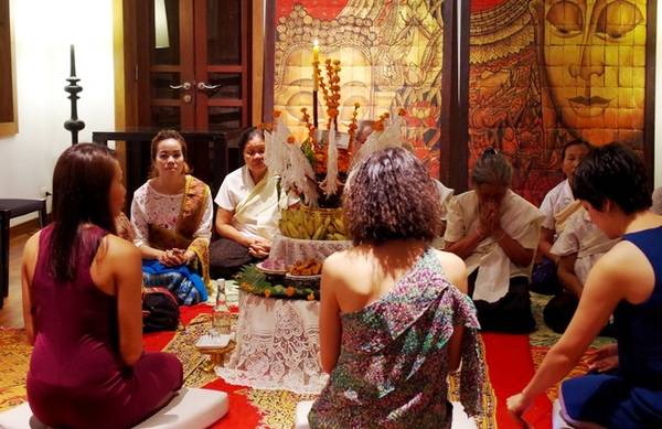 Bởi vậy, khi đến nghỉ tại một số khách sạn ở Lào, đặc biệt là Luang Prabang, bạn sẽ được đón tiếp bằng nghi thức truyền thống và ý nghĩa này. Tại Sofitel Luang Prabang, nghi thức này được tổ chức trong một nhà sàn dài, có thể chứa tới 70 người. Khách sạn thường xuyên làm lễ Baci cho các vị khách vào buổi tối đầu tiên. Ảnh: Hương Chi