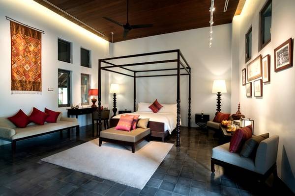 Bạn có thể cảm nhận nét văn hóa Lào trong những chi tiết trang trí trong phòng. Mỗi phòng cũng được trang bị tivi, miễn phí wifi, điều hòa, lò sưởi, giúp du khách phục hồi sức khỏe sau một ngày dài. Đặc biệt một số phòng có bể bơi riêng. Giá phòng khách sạn từ 250 USD/ đêm (khoảng 5,6 triệu). Ảnh: Sofitel Luang Prabang Bạn có thể cảm nhận nét văn hóa Lào trong những chi tiết trang trí trong phòng. Mỗi phòng cũng được trang bị tivi, miễn phí wifi, điều hòa, lò sưởi, giúp du khách phục hồi sức khỏe sau một ngày dài. Đặc biệt một số phòng có bể bơi riêng. Giá phòng khách sạn từ 250 USD/ đêm (khoảng 5,6 triệu). Ảnh: Sofitel Luang Prabang