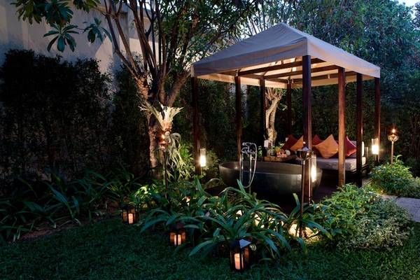 Mỗi phòng có một khu vườn nhỏ với rất nhiều cây xanh, ghế sofa và bồn tắm ngoài trời mang đến không gian riêng tư để du khách thoải mái thư giãn. Ảnh: Sofitel Luang Prabang