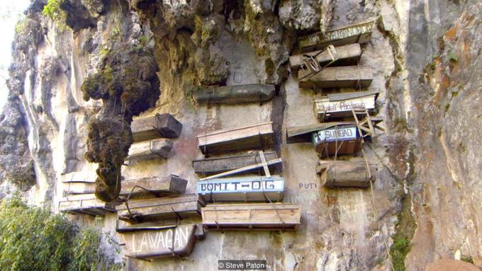 Ở Philippines, trong khi nghi lễ mai táng cổ xưa này chỉ có ở tộc người Igorot thì trên thế giới nghi lễ này cũng xuất hiện ở Trung Quốc và Indonesia. Việc mai táng trên vách núi ở những nơi đó đã ngừng từ lâu nhưng ở Sagada phong tục này vẫn còn tiếp diễn. Theo Bangyay, lần gần đây nhất lễ đưa ma trên vách núi được tổ chức vào năm 2010. Ở Philippines, trong khi nghi lễ mai táng cổ xưa này chỉ có ở tộc người Igorot thì trên thế giới nghi lễ này cũng xuất hiện ở Trung Quốc và Indonesia. Việc mai táng trên vách núi ở những nơi đó đã ngừng từ lâu nhưng ở Sagada phong tục này vẫn còn tiếp diễn. Theo Bangyay, lần gần đây nhất lễ đưa ma trên vách núi được tổ chức vào năm 2010.