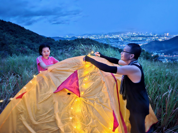 Nghỉ lễ 2-9: Chinh phục ‘chú trâu khổng lồ’ giữa Nha Trang - Ảnh 7. Cắm trại nghỉ ngơi qua đêm - Ảnh: MINH CHIẾN