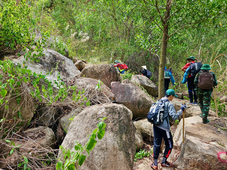 Nghỉ lễ 2-9: Chinh phục ‘chú trâu khổng lồ’ giữa Nha Trang - Ảnh 3. Hành trình chinh phục Hoàng Ngưu Sơn - Ảnh: MINH CHIẾN