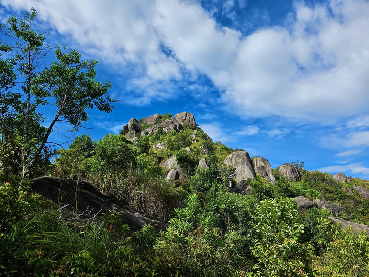 Nghỉ lễ 2-9: Chinh phục ‘chú trâu khổng lồ’ giữa Nha Trang - Ảnh 2. Một góc núi Hoàng Ngưu Sơn - Ảnh: MINH CHIẾN
