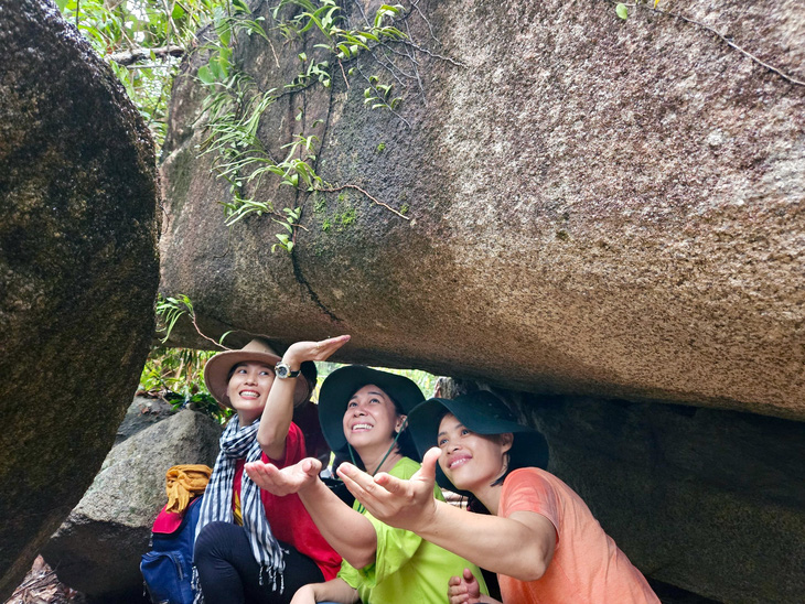Đoàn leo núi trú mưa trong một hang đá tự nhiên - Ảnh: MINH CHIẾN