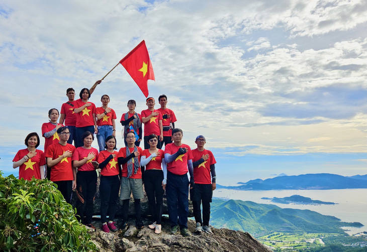 Chào cờ nhân dịp 2-9 trên đỉnh Hoàng Ngưu Sơn - Ảnh: MINH CHIẾN