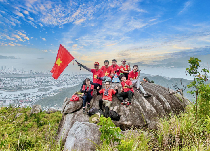 Đoàn leo núi tại điểm cao nhất trên đỉnh Hoàng Ngưu Sơn - Ảnh: PHÚC DƯƠNG
