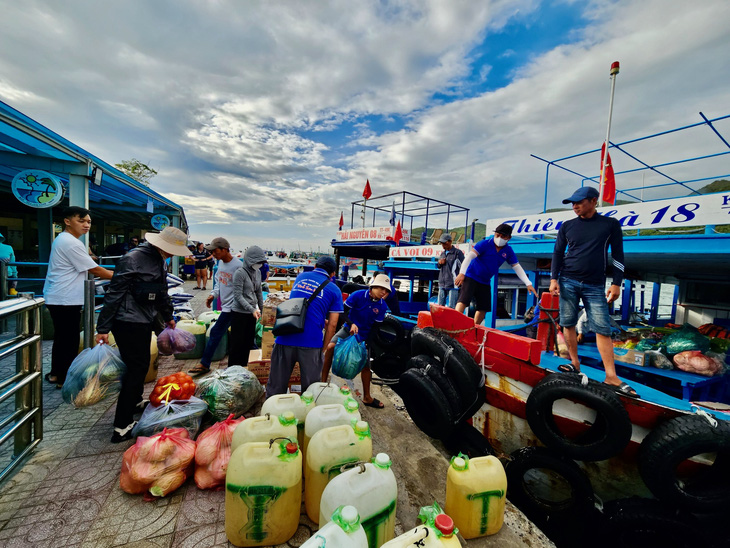 Nghỉ lễ 2-9: Tour biển đảo Nha Trang chỉ bằng ngày cuối tuần trong hè - Ảnh 1. Lượng khách đi tour biển đảo dịp lễ 2-9 không đông như kỳ vọng - Ảnh: MINH CHIẾN
