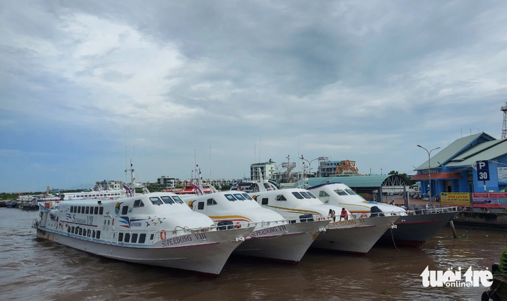 Do ảnh hưởng bão số 3, thời tiết ở khu vực vùng biển Kiên Giang xấu nên tàu cao tốc neo đậu tại bến tàu TP Rạch Giá - Ảnh: CHÍ CÔNG