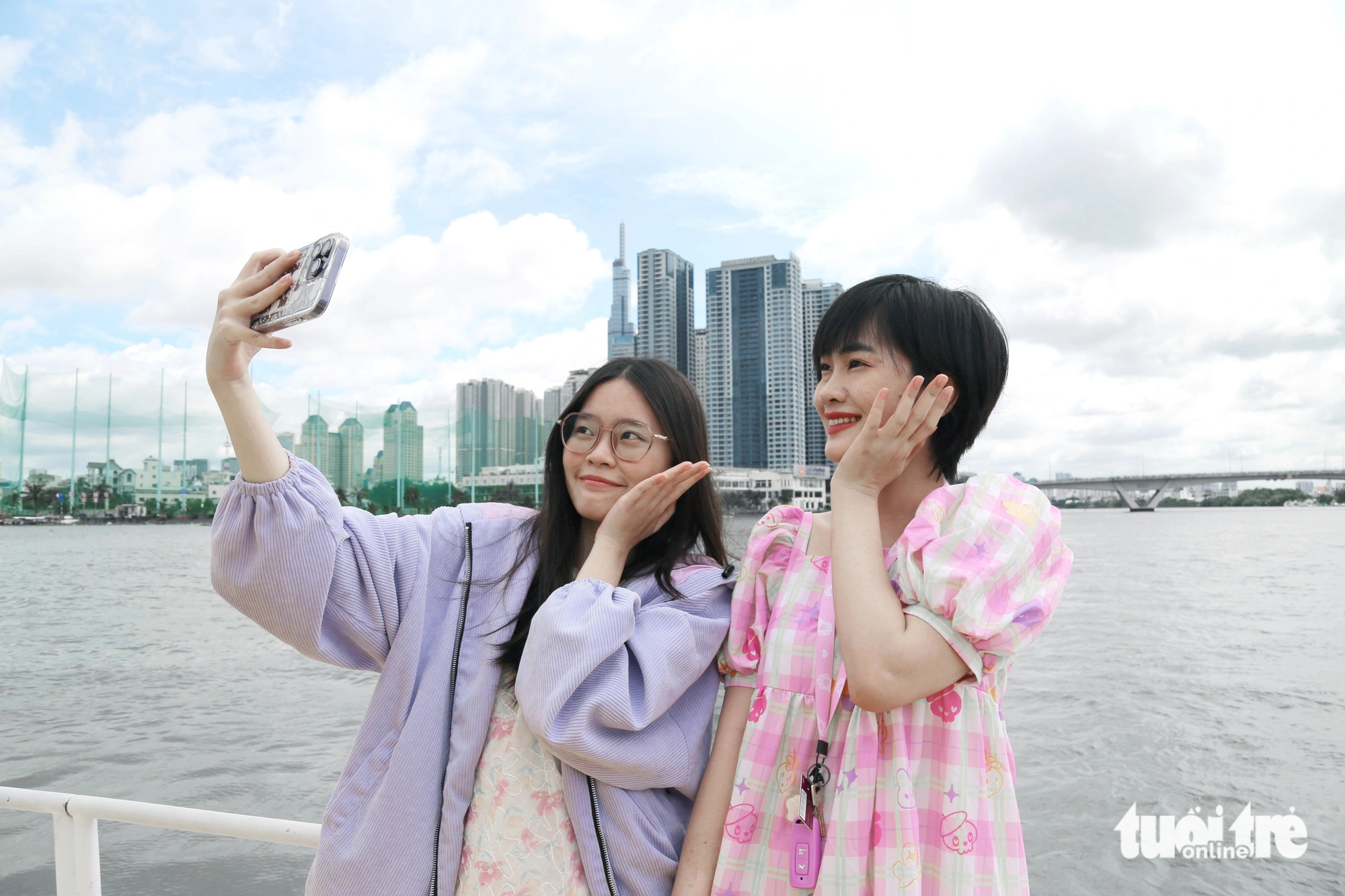 Hai bạn trẻ Thanh Ly và Thùy Trang cho biết rất thích thú với chuyến đi này, hai cô nàng cũng thu về cho mình nhiều hình ảnh đẹp sau chuyến đi 