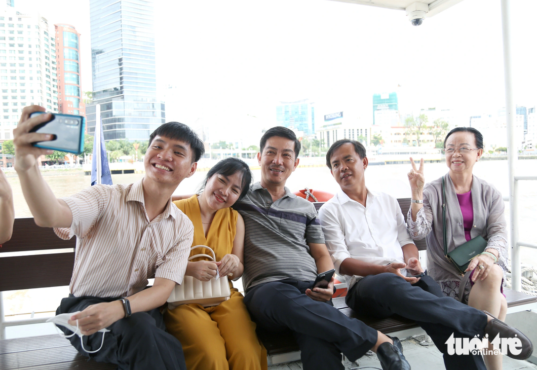 Gia đình bạn Quang Đỉnh chọn buýt sông để tận hưởng kỳ nghỉ lễ cùng nhau