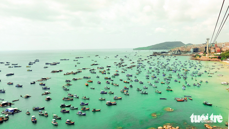 Phú Quốc nhìn từ cáp treo vượt biển qua đảo Hòn Thơm - Ảnh: CHÍ CÔNG