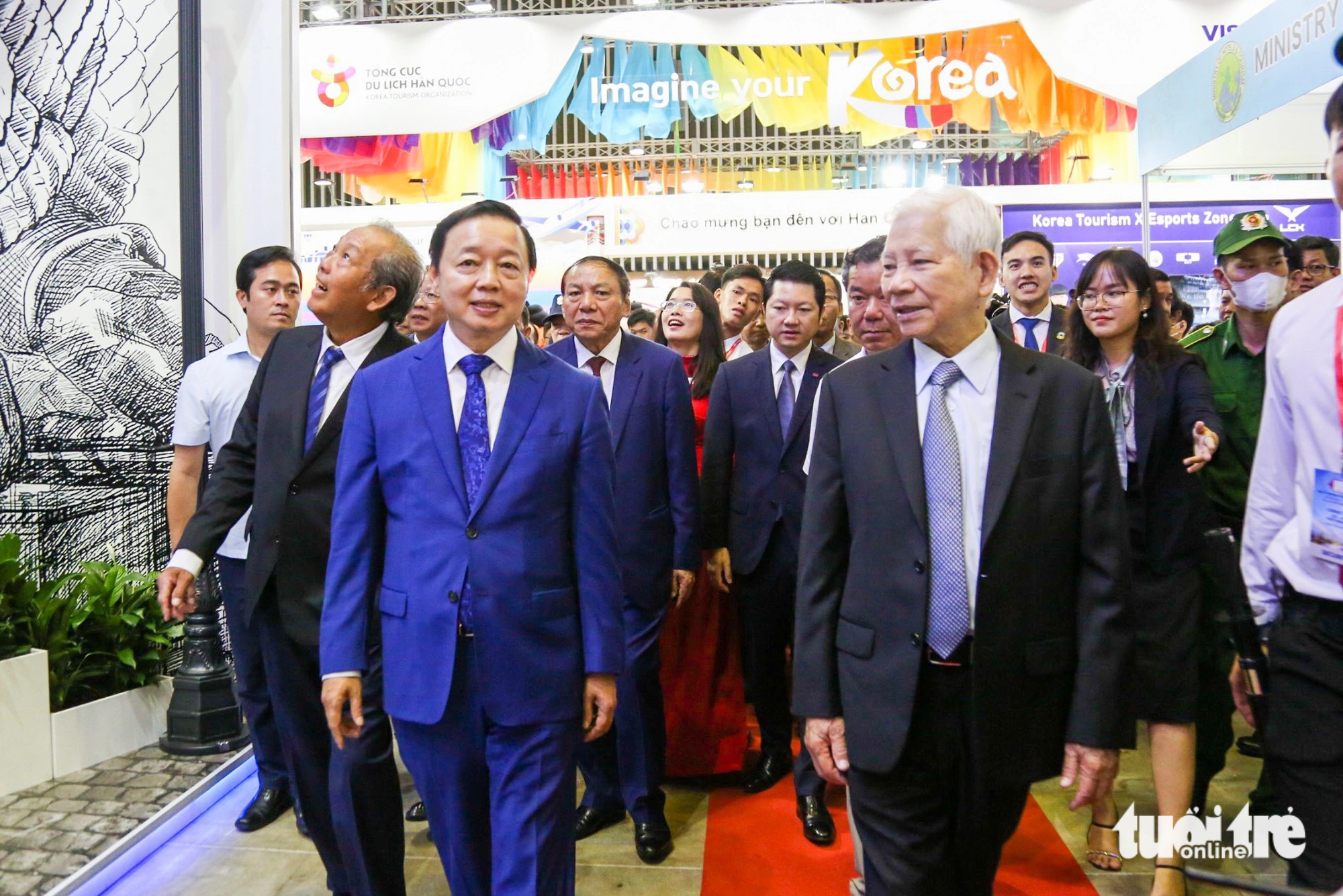 Ông Nguyễn Minh Triết, nguyên Chủ tịch nước (bìa phải) và ông Trần Hồng Hà - phó thủ tướng Chính phủ tham quan các gian hàng tại ITE HCMC lần thứ 17 - Ảnh: PHƯƠNG QUYÊN