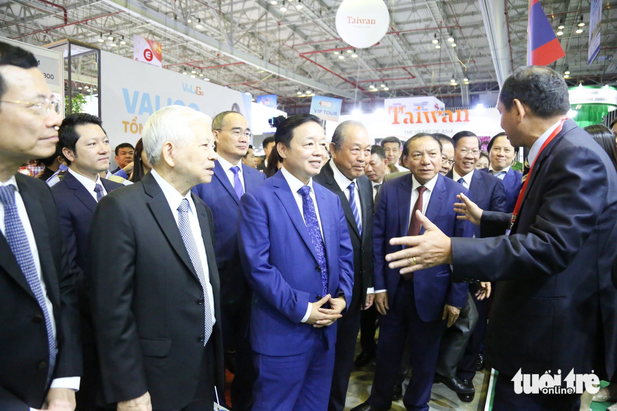 ITE HCMC thúc đẩy tăng trưởng khách quốc tế đến Việt Nam - Ảnh 3. Lãnh đạo Việt Nam tham quan các gian hàng quốc tế đem đến tại hội chợ - Ảnh: PHƯƠNG QUYÊN