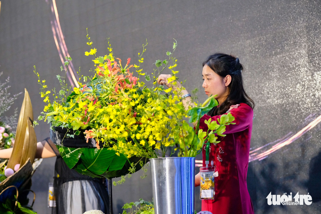 Nghệ nhân Phương Linh (Đà Lạt) đại diện cho Việt Nam trình diễn nghệ thuật cắm hoa - Ảnh: M.V