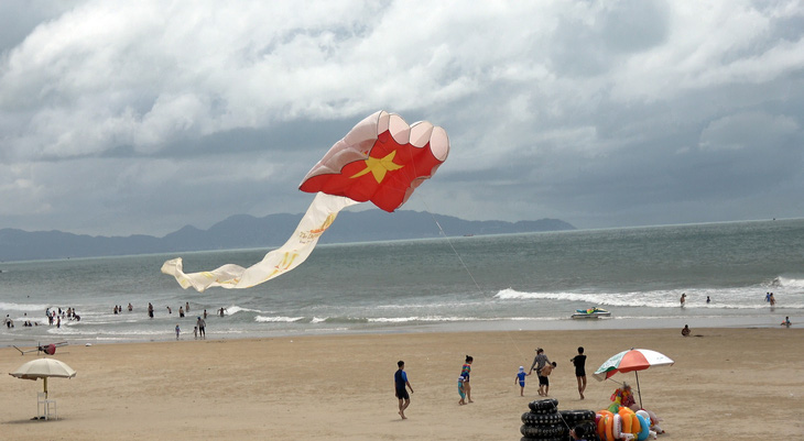 Diều hình lá cờ Tổ quốc bay trên biển Vũng Tàu ngày Quốc khánh 2-9 - Ảnh: ĐÔNG HÀ