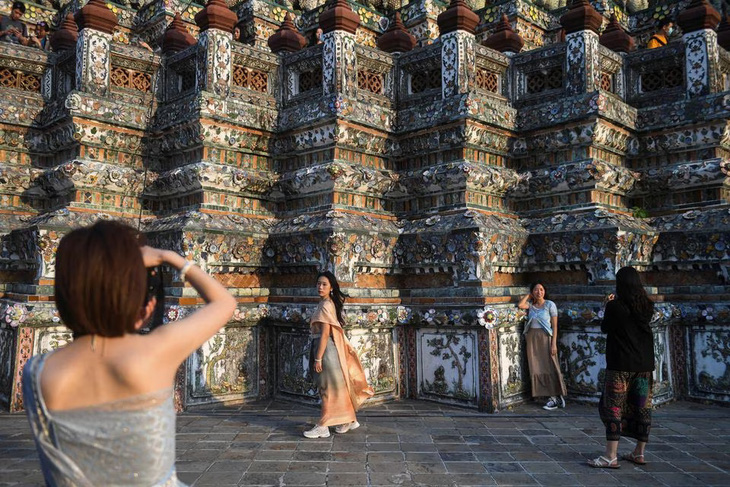 Du khách Trung Quốc trong trang phục truyền thống Thái Lan - Ảnh: REUTERS