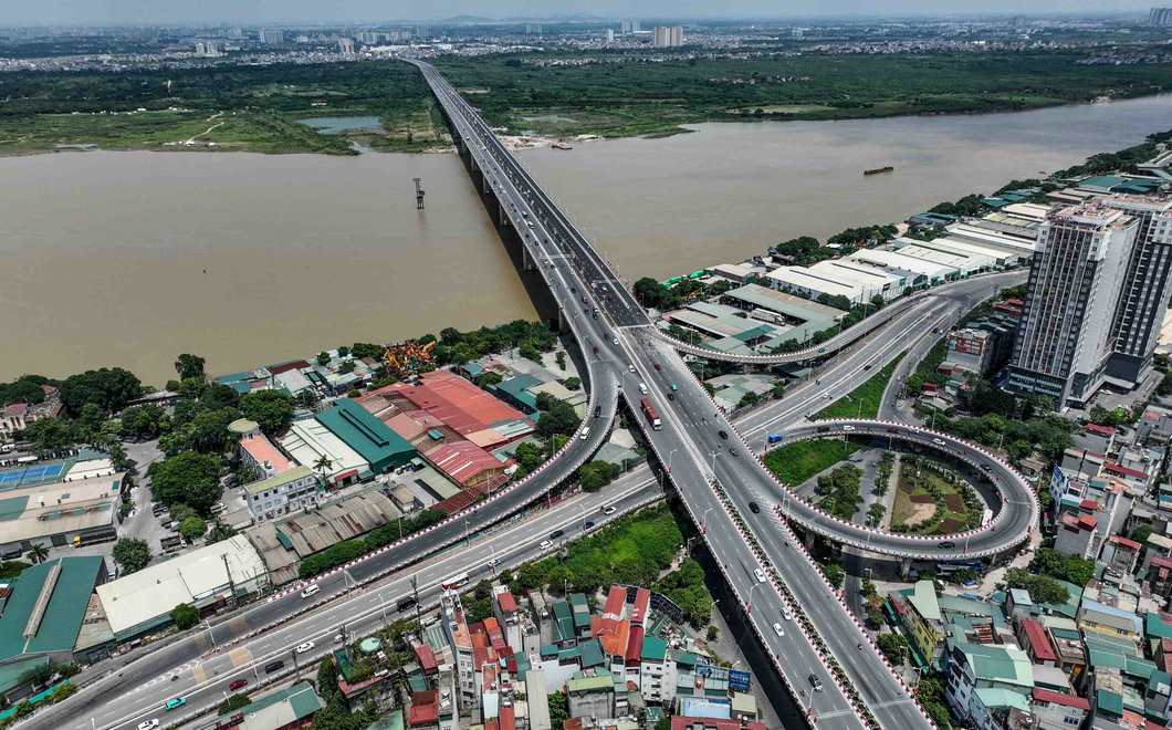 Hà Nội ngày 2-9: khu vui chơi đông nghẹt, cửa ngõ thông thoáng - Ảnh 8. Tại cầu Vĩnh Tuy, nơi kết nối giữa trung tâm thủ đô với khu vực phía Bắc và Đông Bắc thành phố, lượng xe thưa thớt và không có tình trạng ùn tắc như những ngày thường - Ảnh: NGUYỄN KHÁNH