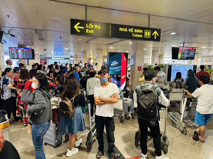 Hành khách quay lại sân bay Tân Sơn Nhất sau lễ 2-9 đông đúc là nỗi lo ùn tắc băng chuyền hành lý - Ảnh: CÔNG TRUNG
