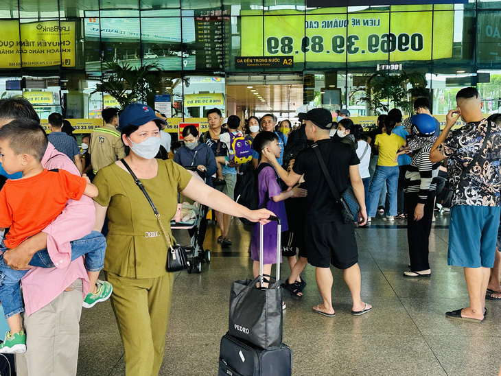 Hành khách quay trở lại sân bay Tân Sơn Nhất ngày 3-9 - Ảnh: CÔNG TRUNG