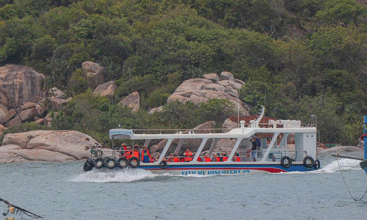 Sở Giao thông vận tải tỉnh Ninh Thuận yêu cầu Công ty TNHH du lịch Vĩnh Hy Discovery tạm dừng hoạt động bến tàu du lịch từ ngày 30-8 - Ảnh: DUY NGỌC
