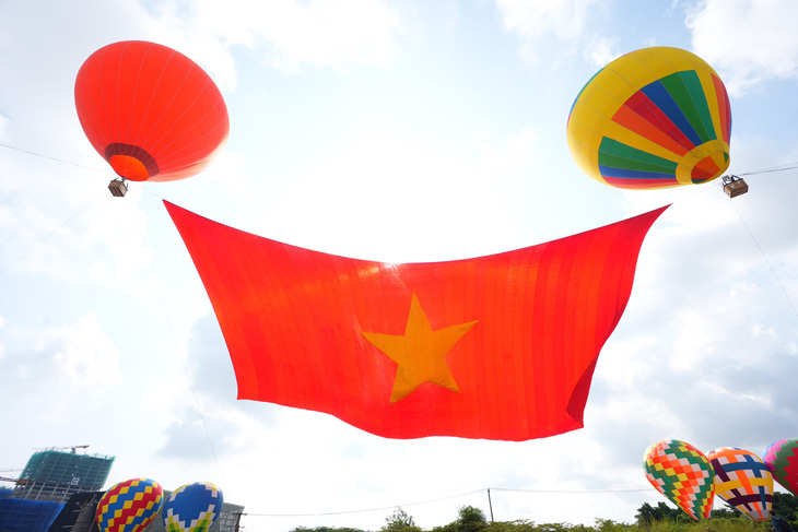 Khinh khí cầu mang theo lá cờ Tổ quốc trong lần biểu diễn trên bầu trời TP.HCM - Ảnh: HỮU HẠNH