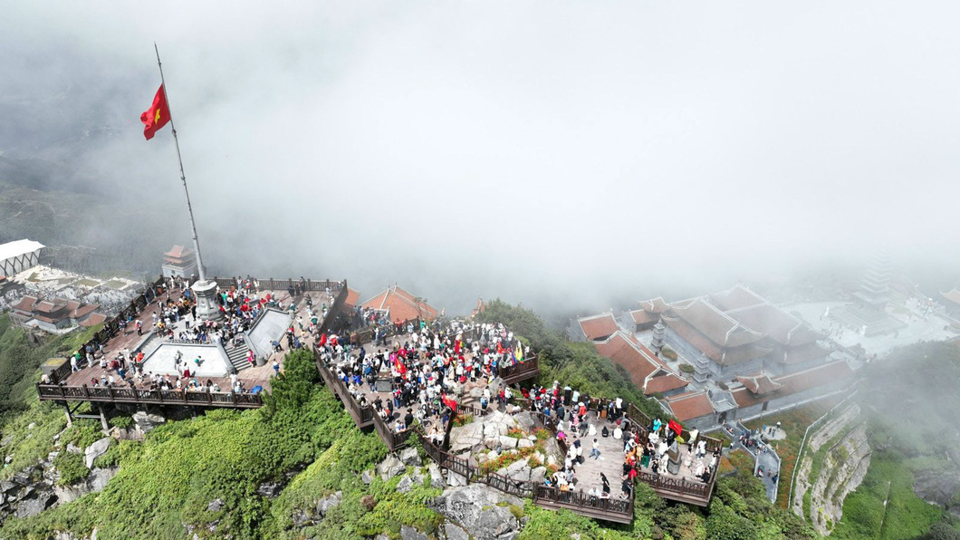 Lượng khách lên đỉnh Fansipan trong ngày 2-9 cao gấp 6 lần so với ngày thường - Ảnh: Sun World