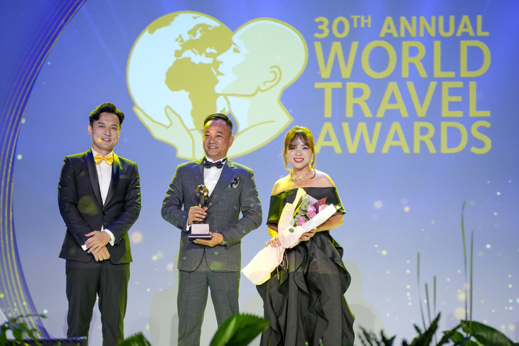 Ana Mandara Cam Ranh thắng lớn tại World Travel Awards 2023 - Ảnh 3. Tổng quản lý của khu nghỉ dưỡng Ana Mandara Cam Ranh, ông Lê Đại Hải (giữa) nhận giải thưởng.