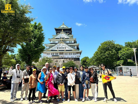 Đoàn khách SaigonTimes tham quan Lâu đài Osaka