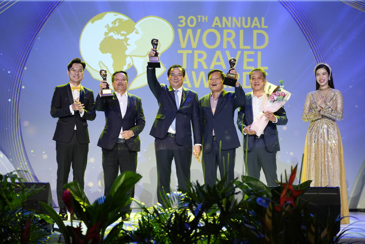 Đại diện Cục Du lịch quốc gia Việt Nam nhận các giải thưởng của ngành - Ảnh: BTC
